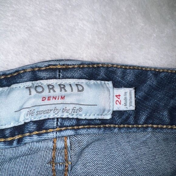 24 torrid denim distressed Bermuda shorts - Picture 2 of 3